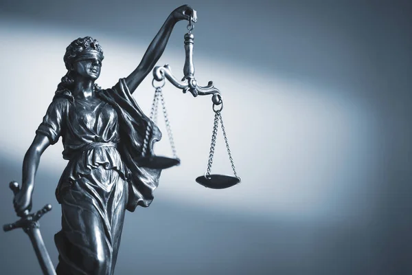 Statue de la Justice symbolisant l’exigence d’équité et de vérité