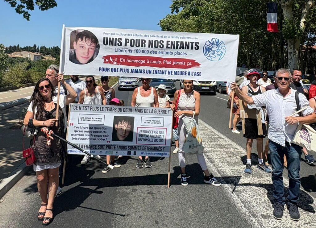 Mobilisation d’Unis Pour Nos Enfants contre les placements abusifs