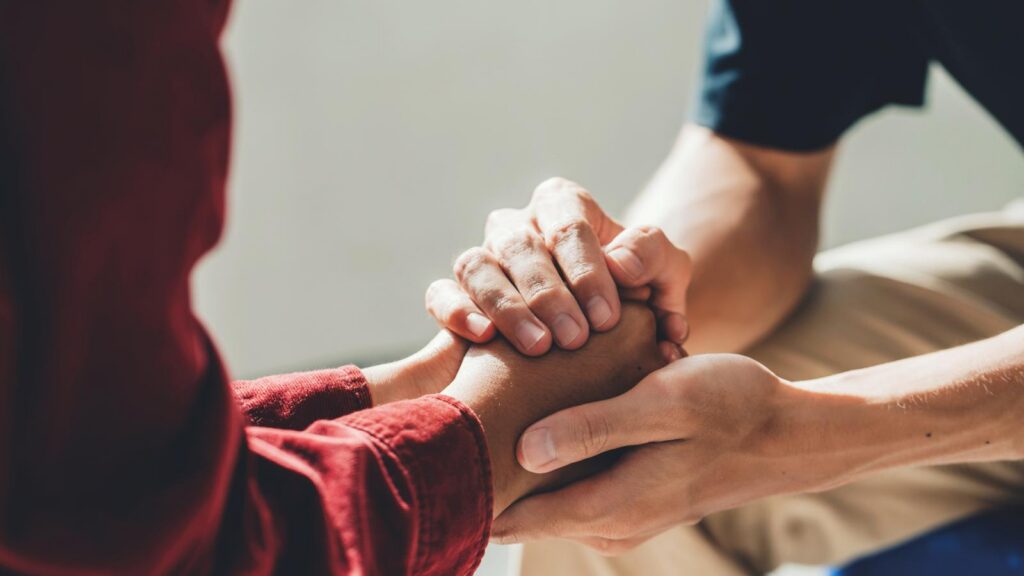 Mains réunies en signe d’écoute et de soutien aux familles