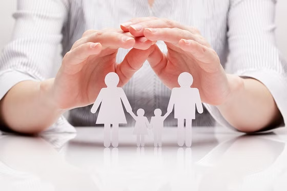 Mains protégeant une famille et symbolisant la confidentialité